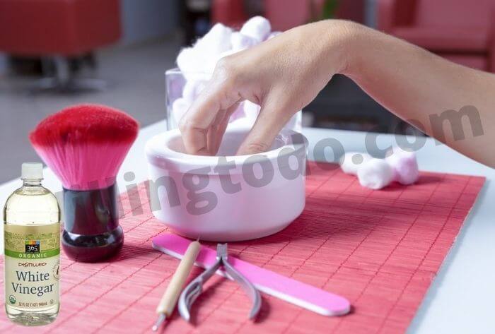 Get to nail glue off your skin via Vinegar