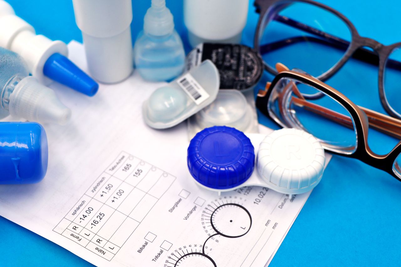 Contact lens packaging includes specific parameters