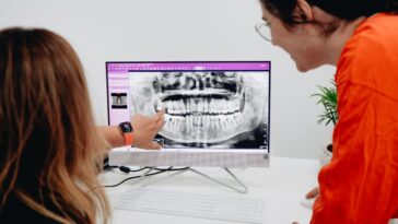 what is a periodontist