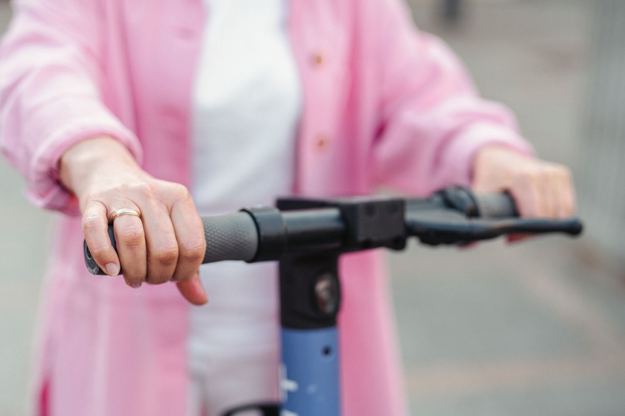 E-scooter thumb throttle and controls