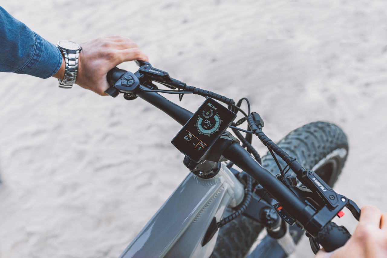 e-bike handlebar LCD display and control buttons