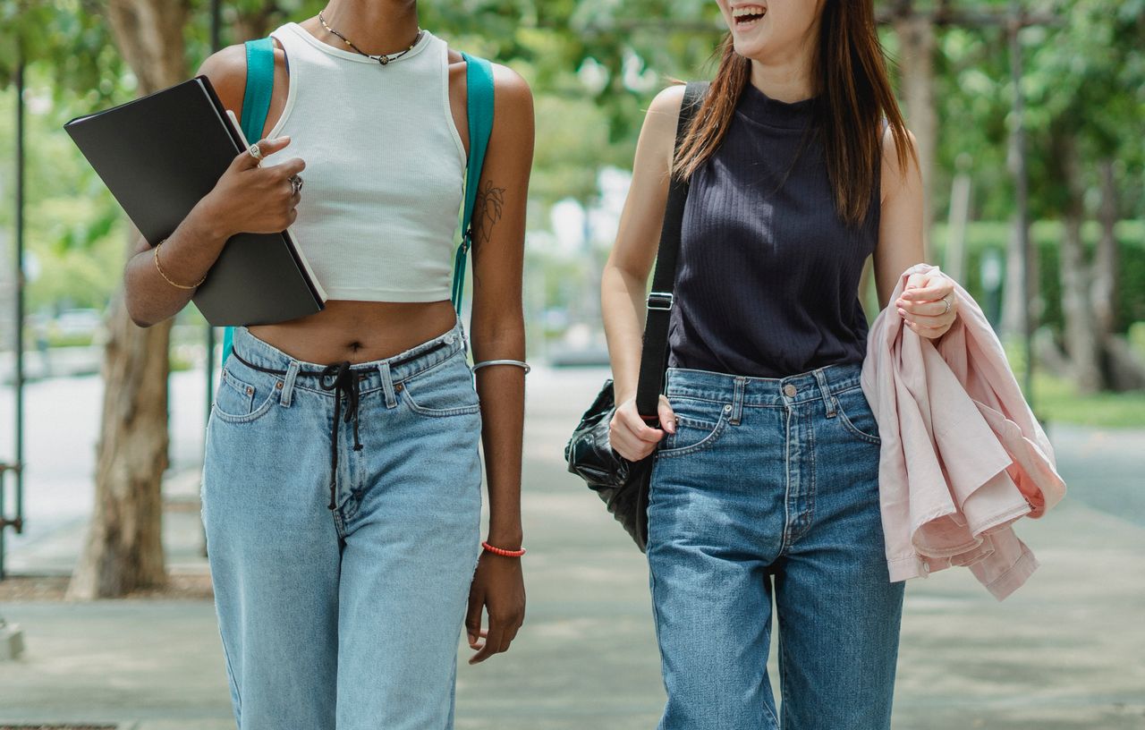 college going girls wearing crop tops